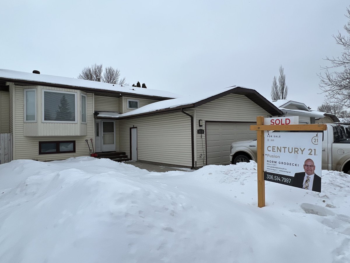 Storman22's tweet photo. Always a great way to start the week by putting up a sold sign. #NormGrodecki #saskatoonrealtor #Saskatoonrealestate https://t.co/TZAuJtmfLP