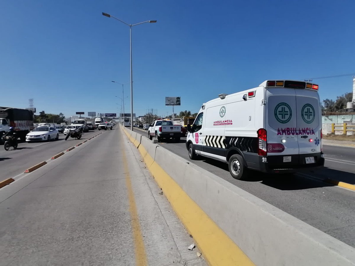 PeribusM's tweet photo. ⚠️ Accidente en periférico sur, a la altura de la Col. Artesanos, afectando ambos carriles del sistema, se inician maniobras.

No se afecta el servicio🚌✅ https://t.co/u692xZRZ6j