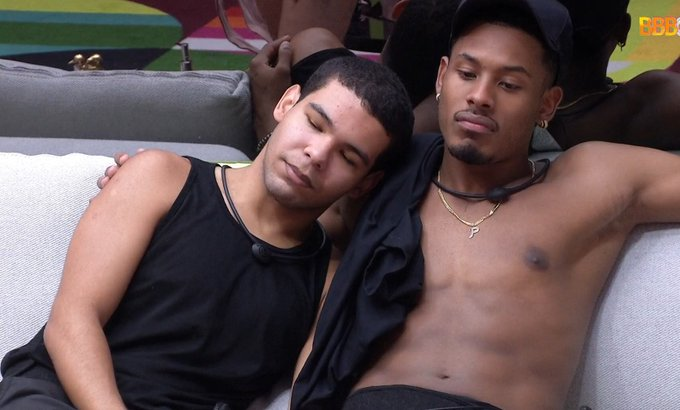 sabrinabcarter's tweet photo. O Chris Brown e Drake se consolando depois de saber que Rihanna ta gravida: https://t.co/s5VqabwX8H