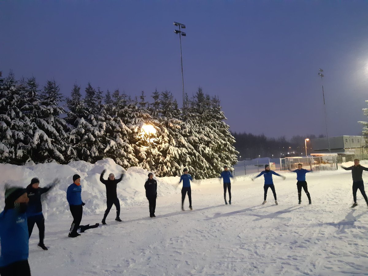 Jumppaa raikkaassa talvisäässä Gurin valvovan katseen alla.