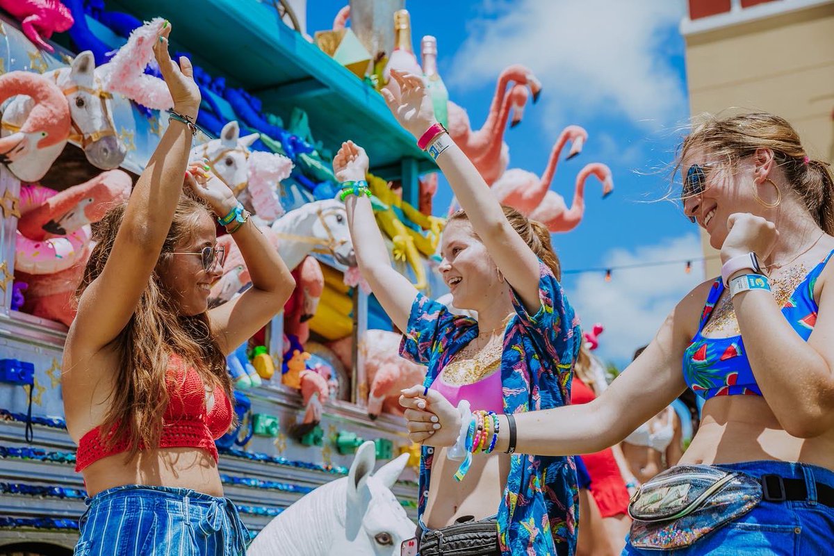 Hangoutfest's tweet photo. Gorgeous, gorgeous girls go to Hangout 💙 https://t.co/khnEXt26z2