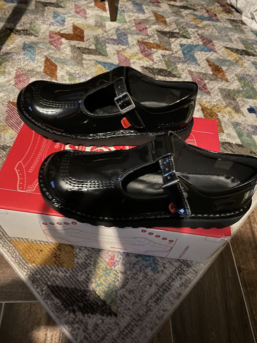 probseatingcake's tweet photo. @Debenhams you sent me two left feet ! https://t.co/LUuCRplCLw