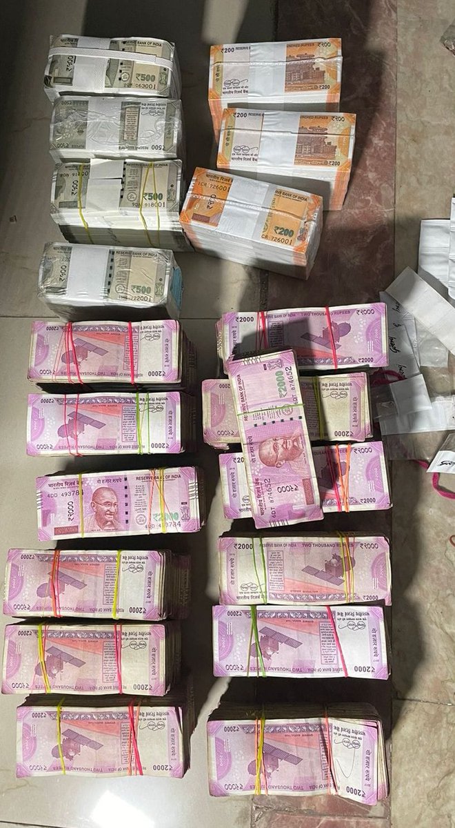 SinghPramod2784's tweet photo. Income Tax has unearthed huge amount of cash running in several crores from the former DGP level officer RN Singh. He had retired in 2016 &amp; was considered close to Samajwadi Party Govt. https://t.co/gIl13m902n