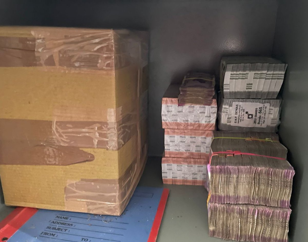 SinghPramod2784's tweet photo. Income Tax has unearthed huge amount of cash running in several crores from the former DGP level officer RN Singh. He had retired in 2016 &amp; was considered close to Samajwadi Party Govt. https://t.co/gIl13m902n