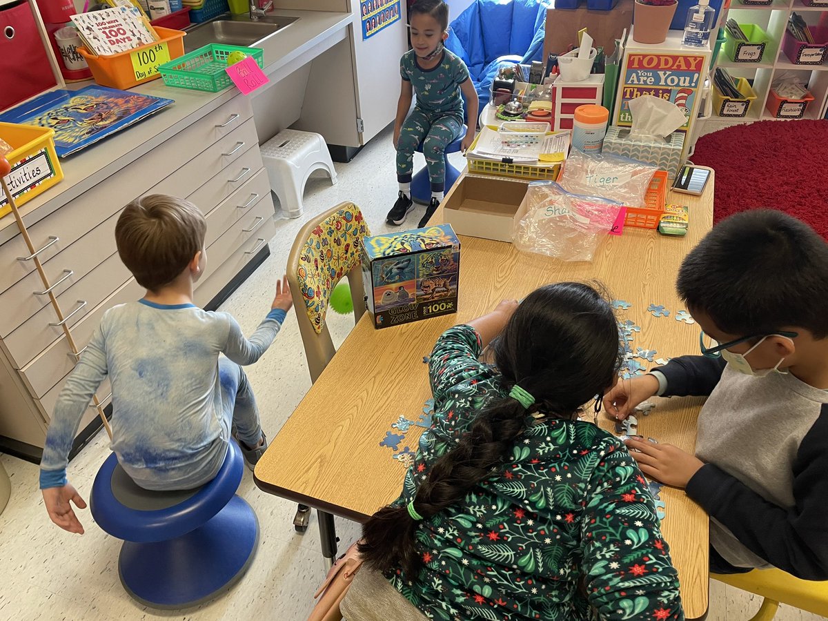 stefwinland's tweet photo. 100 day fun in 1st grade! #HVEavp https://t.co/cIcdPMfnkl