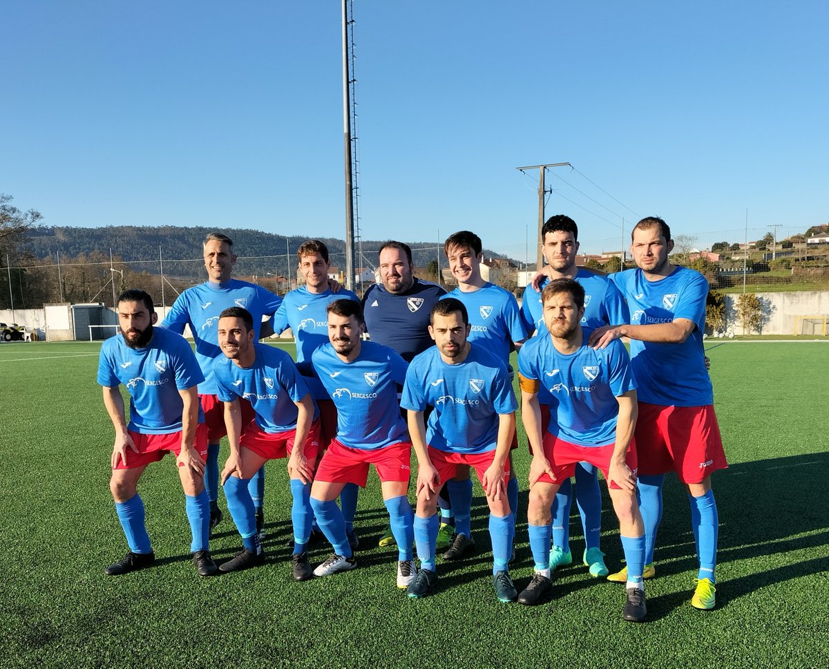 Bisbarraenxogo's tweet photo. @SdPuenteceso 2️⃣-2️⃣ #CormeCF
O Pinguel que gardou un minuto de silencio e puxo as bandeiras do campo con lazo negro en memoria do árbitro cormelán Lucas Vicente.
Magnífica asistencia con aproximadamente 500 persoas. Alejo e Lucas adiantaron ao Corme e Eloy e Abel remontaron. https://t.co/fiUxKGSZe6