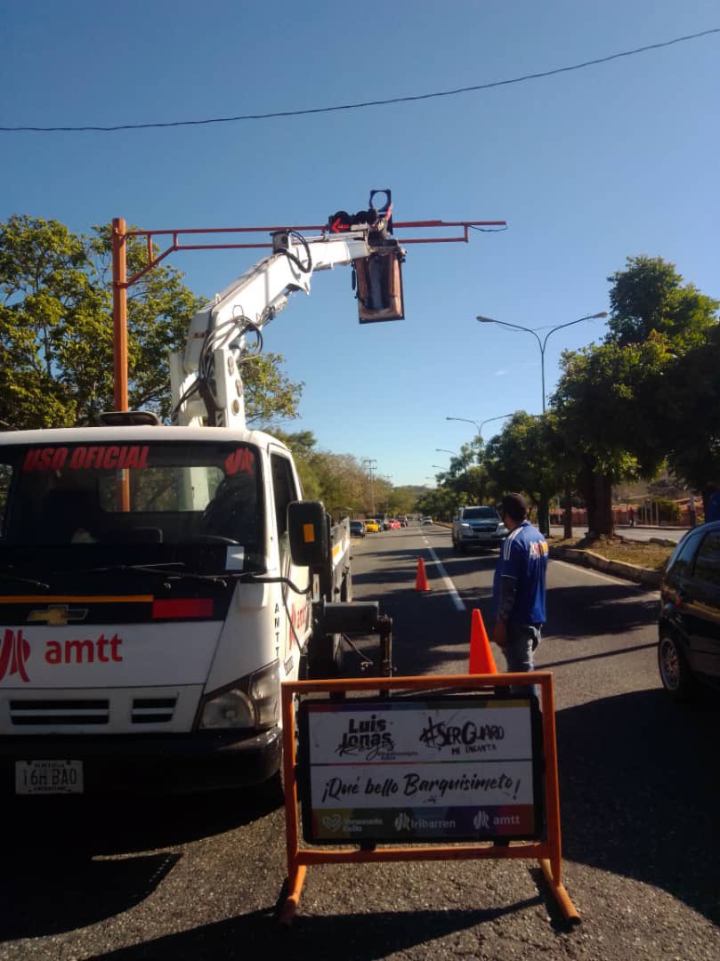 Siguen nuestros equipos del @amtteniribarren con el mantenimiento preventivo en la red de semáforos del Municipio @LuisJonasReyes #LunesDeFuerzaComunal #SerGuaroMeencanta