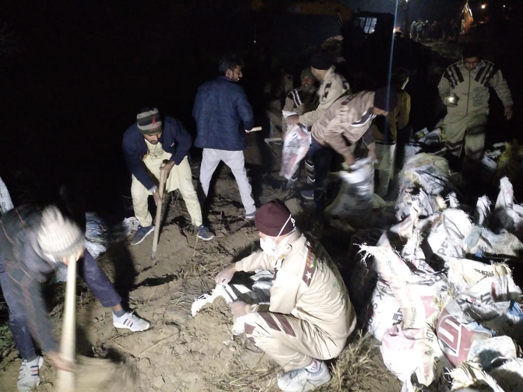GreenSwelfares's tweet photo. After getting news of the Sem Canal breach, DSS volunteers reached the spot to plug it right away and save people &amp; crops. We salute them who follow the teachings of St. Dr. @Gurmeetramrahim Singh Ji Insan. #Rescue #disaster #RescueOperationByDSS #138WelfareWorks #DeraSachaSauda https://t.co/DiinH1BytV