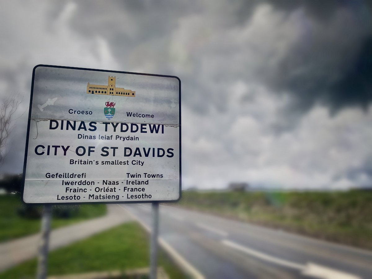 Keep_Wales_Tidy's tweet photo. The stormy #Pembrokeshire skies didn’t put off our group of volunteers who came to support the launch of the new Litter Picking Hub at @OrielyParc in St Davids today. A big thank you to all the volunteers &amp; pupils from @Penrhyndewi for taking part. 👏 🗑
#CaruCymru 💚 https://t.co/ZkPut1rvnw