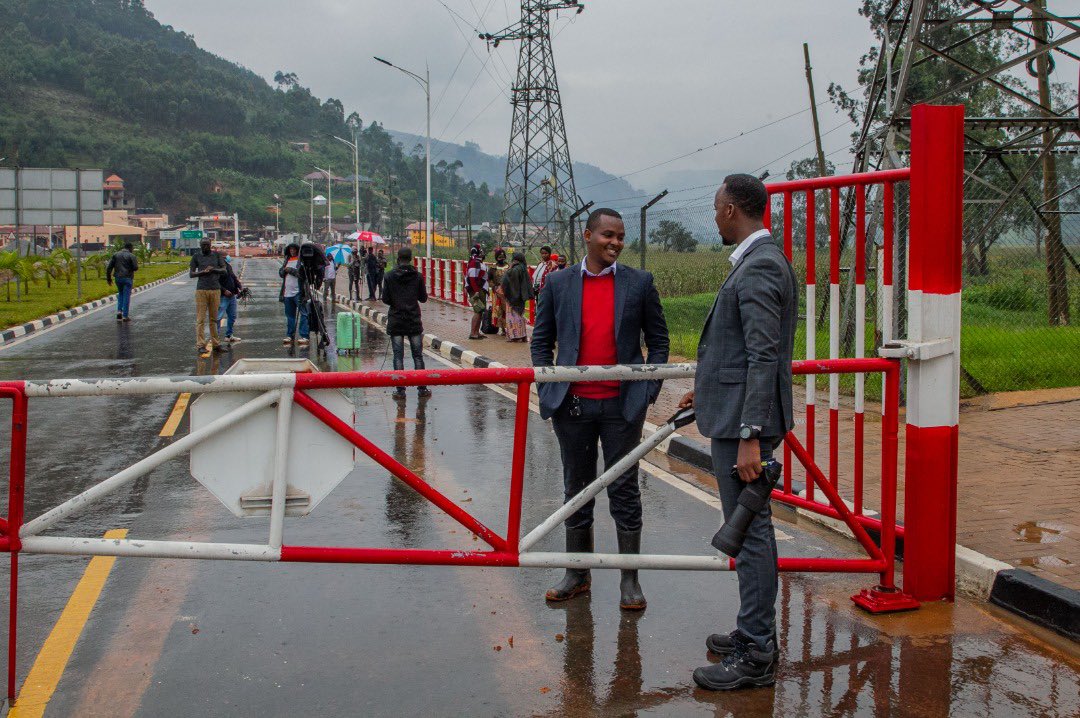 CanaryMugume's tweet photo. Saying Hi to my brother and investigative journalist from Rwanda @BakerReports. He was on the Rwanda side, I was on the Ugandan side as covered the reopening of the Katuna/Gatuna border. https://t.co/sM3eilT601