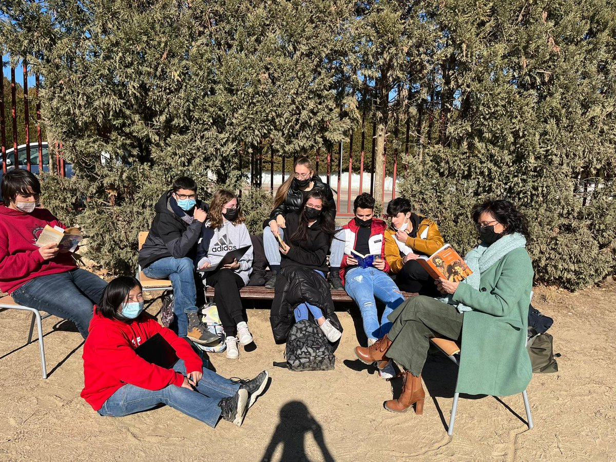 marisavilaber's tweet photo. Quina gran idea avui: gaudir de la lectura de Tormento al sol de gener amb el grup de Literatura Castellana de 2n de Batxillerat @institutpv #literatura #llegir #gener2022 https://t.co/ujE6ZH1Pbn