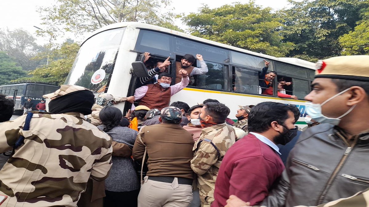 DDNewsHindi's tweet photo. तमिलनाडु सरकार के ख़िलाफ़ दिल्ली में अखिल भारतीय विद्यार्थी परिषद का प्रदर्शन
#TamilNadu #ABVP
READ MORE: https://t.co/mLEq6VFvsi https://t.co/cxNjBYIwiJ