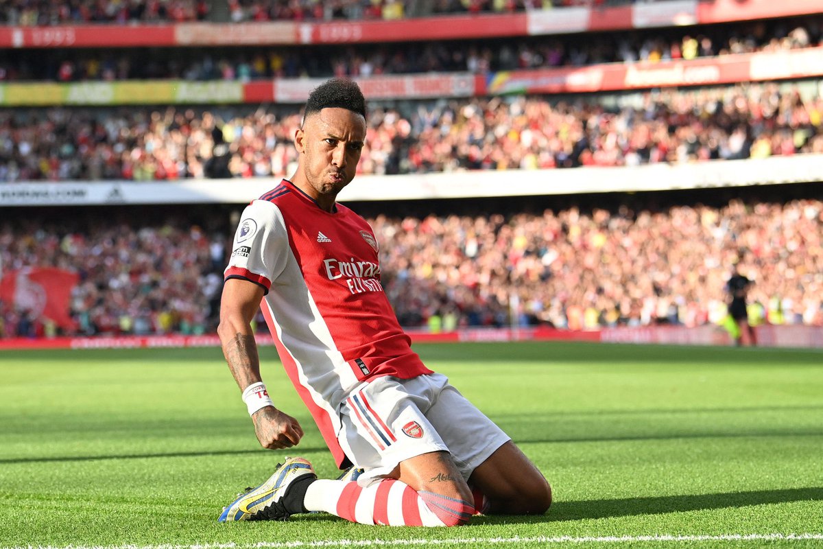 OzilThings's tweet photo. Arsenal legend.                 Arsenal legend. https://t.co/q8TXnMl9rG