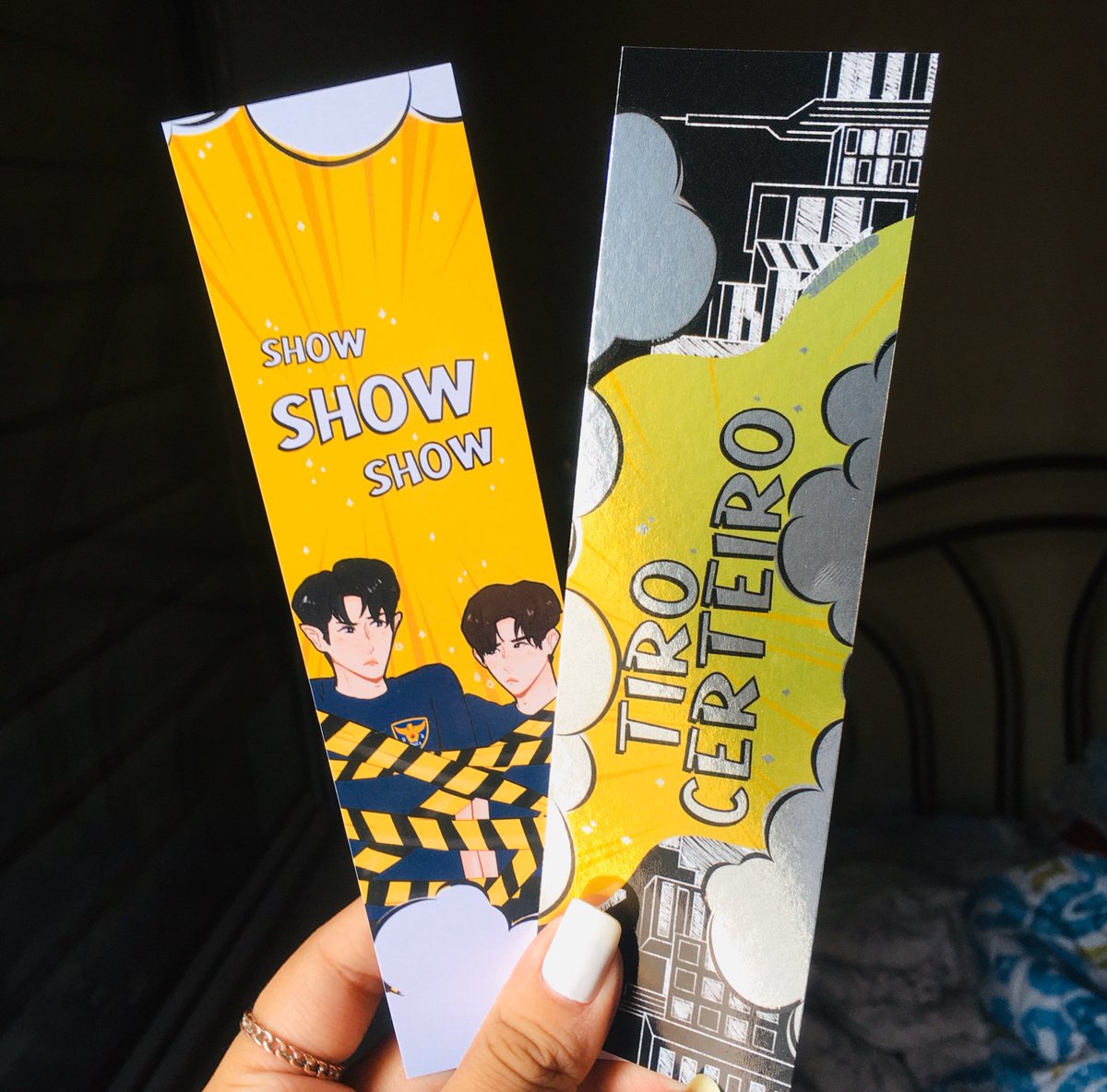 🚨#TiroCerteiroLivro 

Como hoje eu to boazinha hoje (e não quero deixar meus filhotinhos de fora da brincadeira), aqui estão os dois marca-páginas! a arte do primeiro foi feita pelo @kyojinyeolart e o design de ambos também foram feitos pela <a href="/hopelessrk/">𝖎 𝖆𝖒 𝖓𝖔𝖙 𝖆 𝖖𝖚𝖊𝖊𝖓 🇵🇸</a> 💛