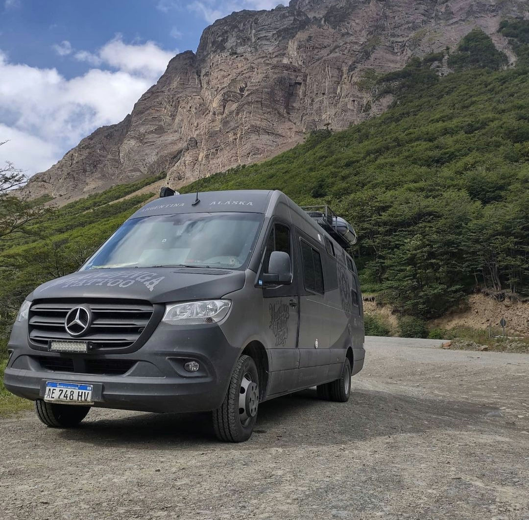 disfrutarg_'s tweet photo. Nunca es tarde para saldar asignaturas pendientes y Diego Starapoli lo sabe. Junto a su esposa y sus dos hijos, cumple el sueño de toda su vida a bordo de un motorhome, con la intención de llegar desde Ushuaia hasta Alaska en un período estimado de un año. https://t.co/evk0xhLtWl