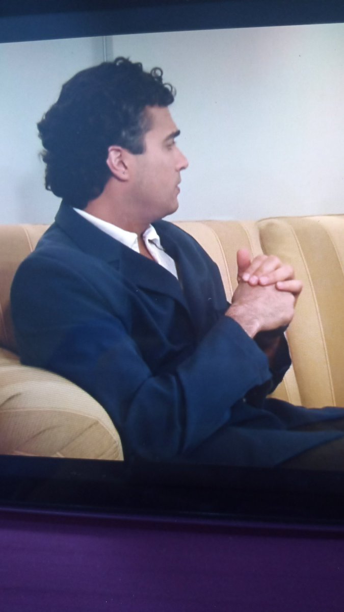 AriadnaPavn's tweet photo. @jaimecamil viendo al Dr. Plástico en acción... Amo ese papel! https://t.co/TrfBDYXc7v