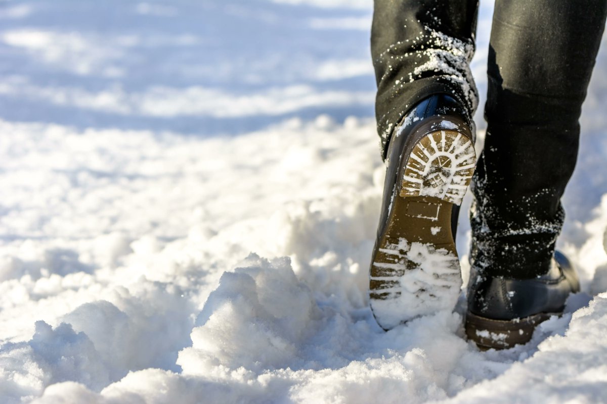 Walking snow rum перевод. Заснеженные ботинки. Джинсы на снегу. Мужчины зимние снежные сапоги. Сапог из снега.