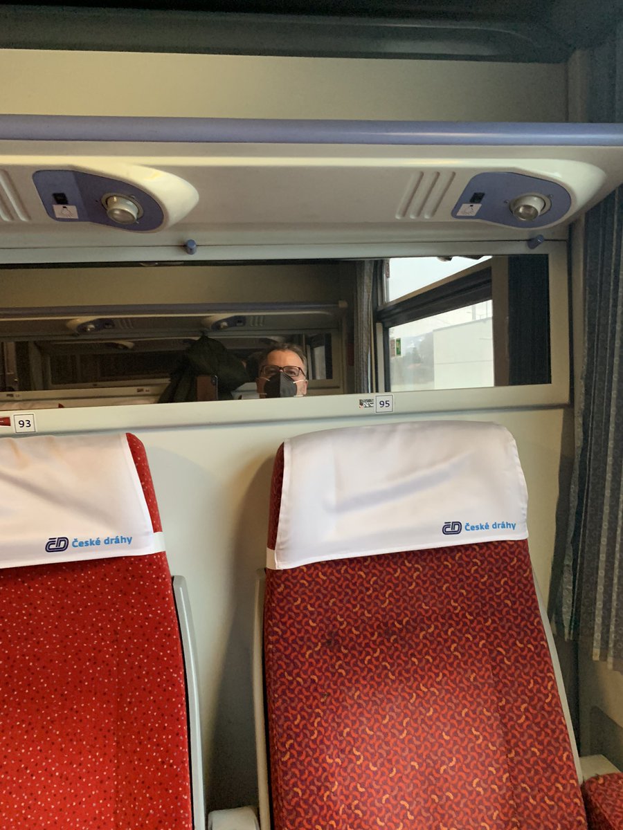 Vzdy ma potesi ked vsetko funguje ako ma, a vdaka respiratoru som jednoducho cestujuci. Dokoncim papiere a pojdem na pokec. Upss “minibar” ma uz odkopal…kava sa da len hore bez😇