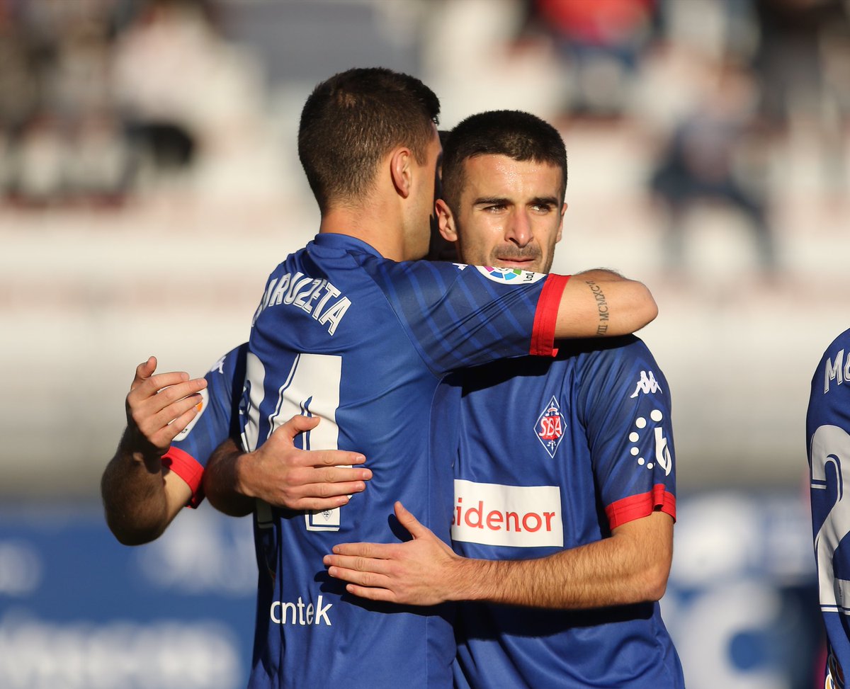SDAmorebieta's tweet photo. 1️⃣0⃣0⃣ PARTIDU!

📊 Larunbatean, Iker Bilbaok, 100 partidu ofizial bete zituen SD Amorebietako jokalari bezala 💙 🙌🏼

Zorionak @Ikerbilbaoo! 👏🏼

#aupaAZULES
#HerriBatenIlusioa✨ https://t.co/irV3U8lYux