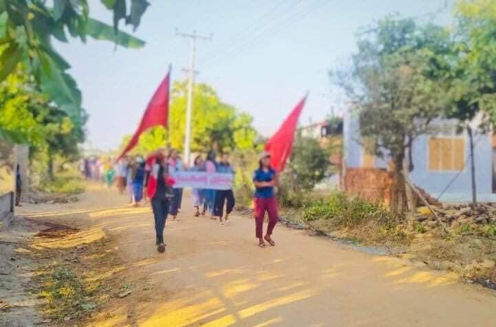 KYITHAR95368969's tweet photo. In #ShweBo District, #Taze's main strike, regularly marched in a village to rebuff the #MilitaryDictatorship this evening.     

#2022Jan31Coup   
#WarCrimesOfJunta   
#WhatsHappeningInMyanmar https://t.co/UGIYr7AAqQ