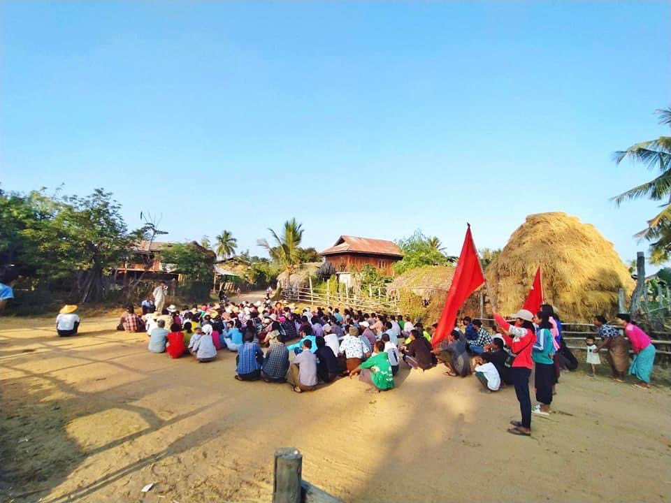 KYITHAR95368969's tweet photo. In #ShweBo District, #Taze's main strike, regularly marched in a village to rebuff the #MilitaryDictatorship this evening.     

#2022Jan31Coup   
#WarCrimesOfJunta   
#WhatsHappeningInMyanmar https://t.co/UGIYr7AAqQ