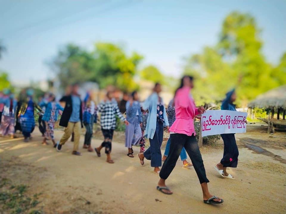 KYITHAR95368969's tweet photo. In #ShweBo District, #Taze's main strike, regularly marched in a village to rebuff the #MilitaryDictatorship this evening.     

#2022Jan31Coup   
#WarCrimesOfJunta   
#WhatsHappeningInMyanmar https://t.co/UGIYr7AAqQ