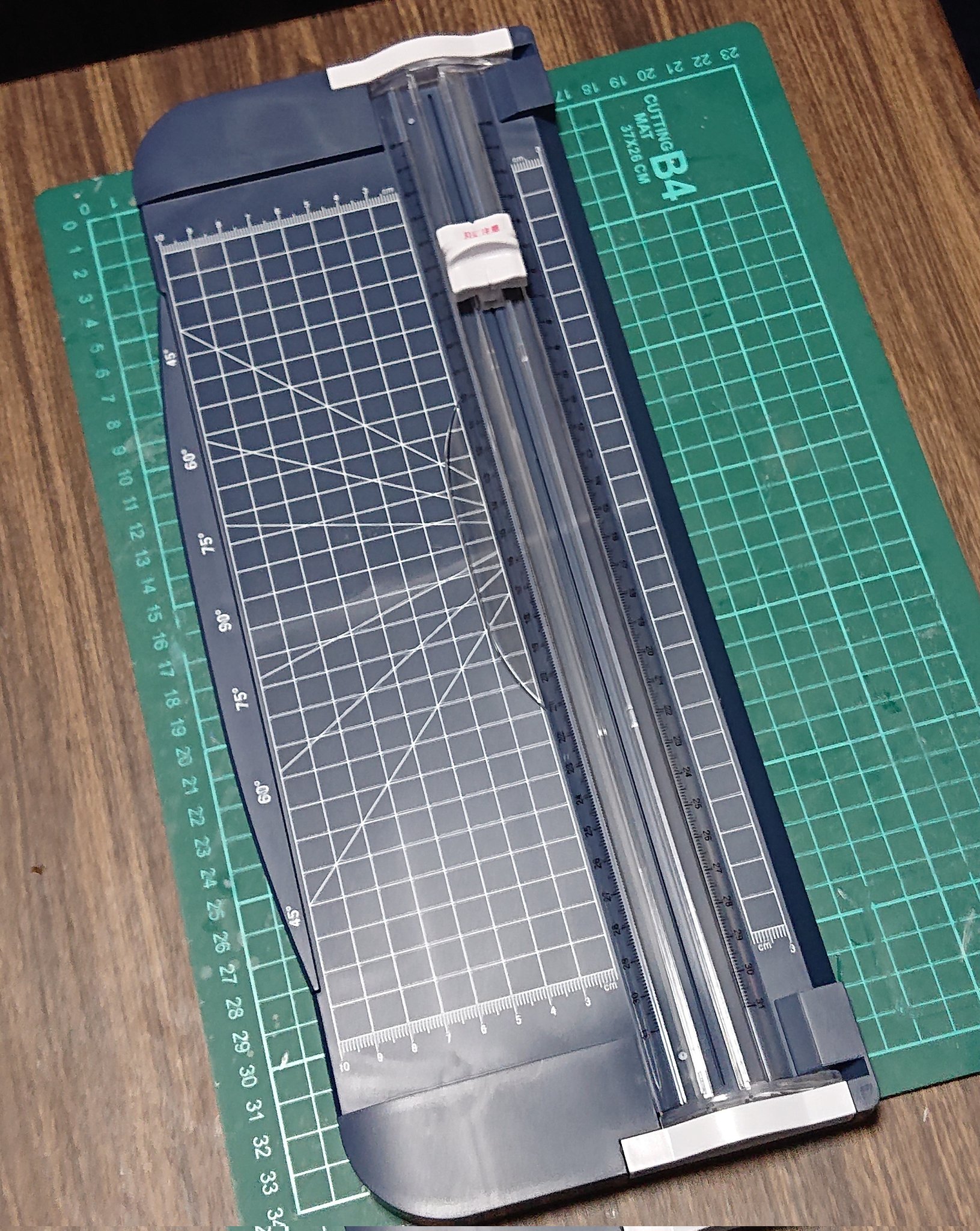Ichi いち ダイソーで工作に持ってこいのグッズがあったので購入 この大型ペーパーカッターを使えば 定規だと大きくてカットしにくいタミヤのa3プラ板を簡単に一発でカット出来ます T Co E66lp5epkl Twitter
