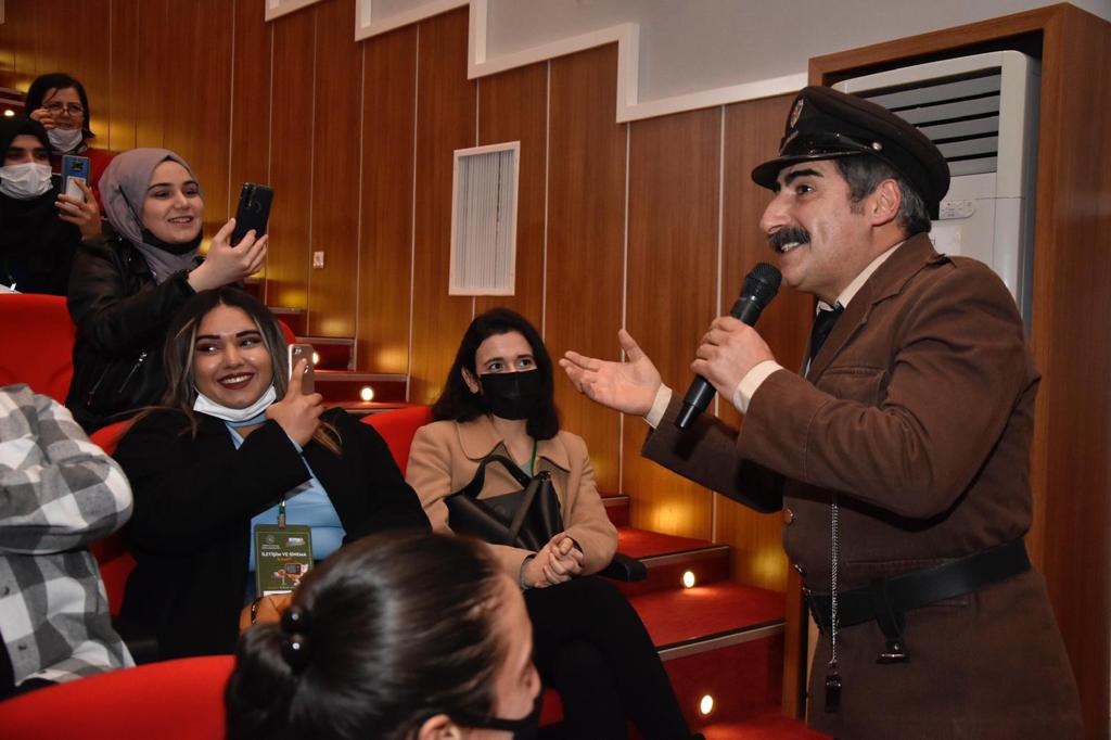 GSB_KYGM's tweet photo. İletişim ve Sinema Kampı Samsun'da KYGM Genel Müdür Yardımcısı Mustafa Özgül'ün konuşmasıyla başladı. Ardından gazeteci Şebnem Bursalı, gençlerle "Dünden Bugüne Medya" başlıklı söyleşisini gerçekleştirdi.
#GSBYurtlarıKampta https://t.co/DYLrF5OQ31