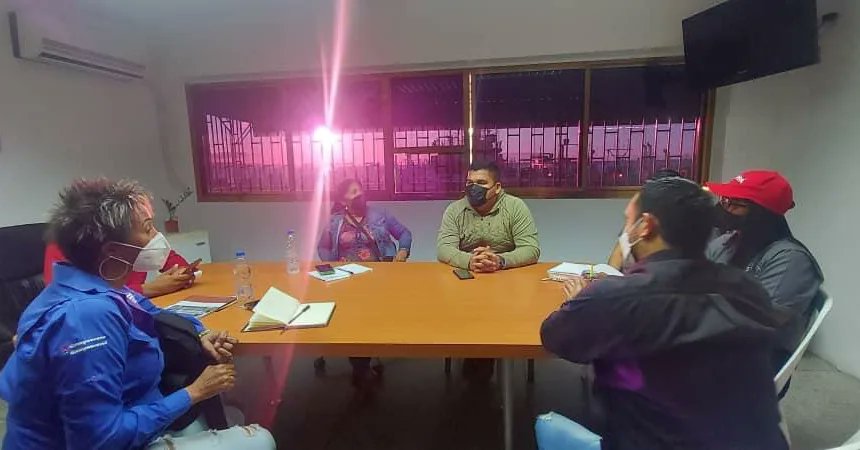 PescalbaOficial's tweet photo. El @Minpescave2 se reunió con el equipo de #Pescalba para orientar los siguientes pasos del Plan Nacional Ezequiel Zamora en #Sucre

Cada frente de trabajo del MinPesca tiene como meta inundar de pescado todo el país, para que las familias venezolanas digan #VenezuelaComePescado https://t.co/Qis4OjG50x