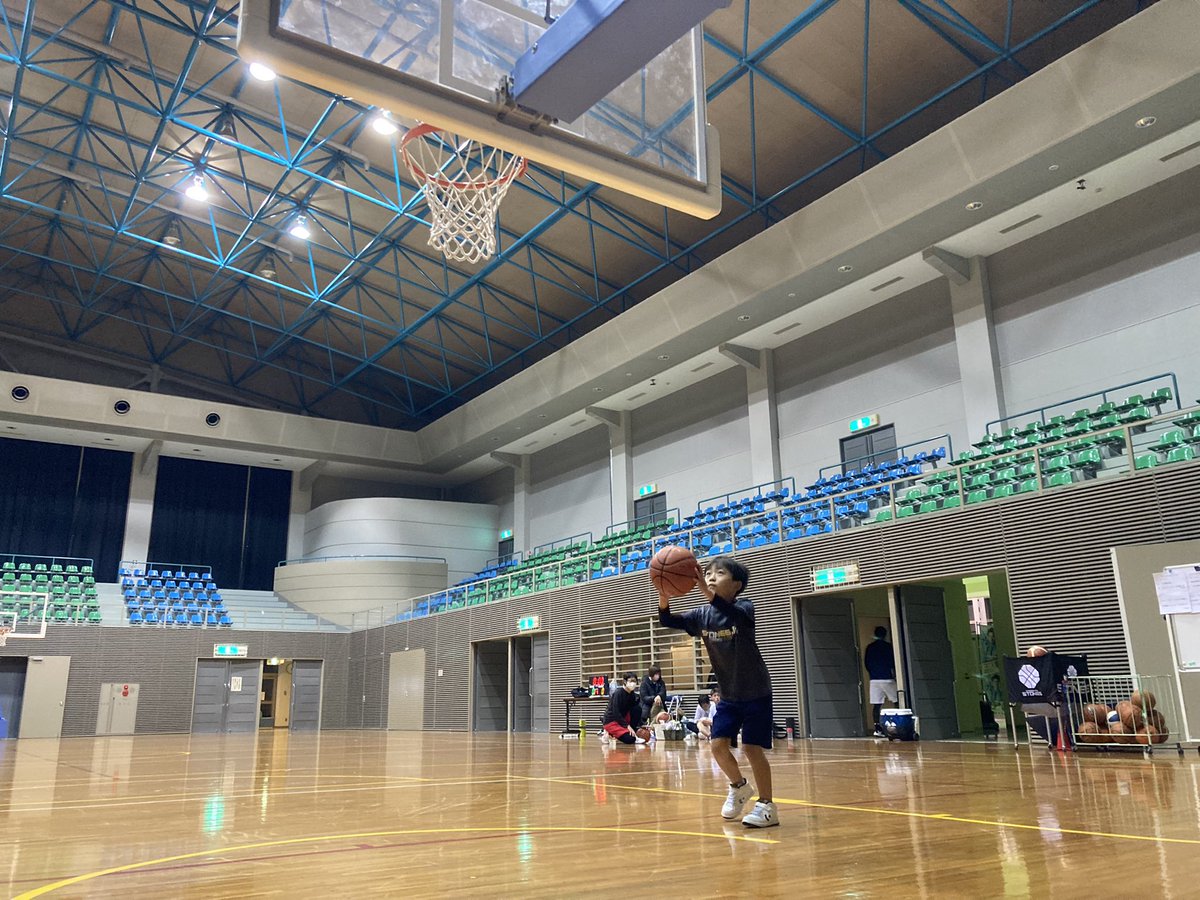 stonesjr_b_ball's tweet photo. 2022.1.31(Mon.)
【エンジョイクラス】
本日はてつコーチとのマンツーマン!
1時間真剣にバスケットボールと向き合っていた姿が印象的でした!✨
最後はシュート対決で勝利!
ナイスシュート!!😁
#STONESJr
#エンジョイクラス
#夢中のキッカケ https://t.co/dcfoj97rXP