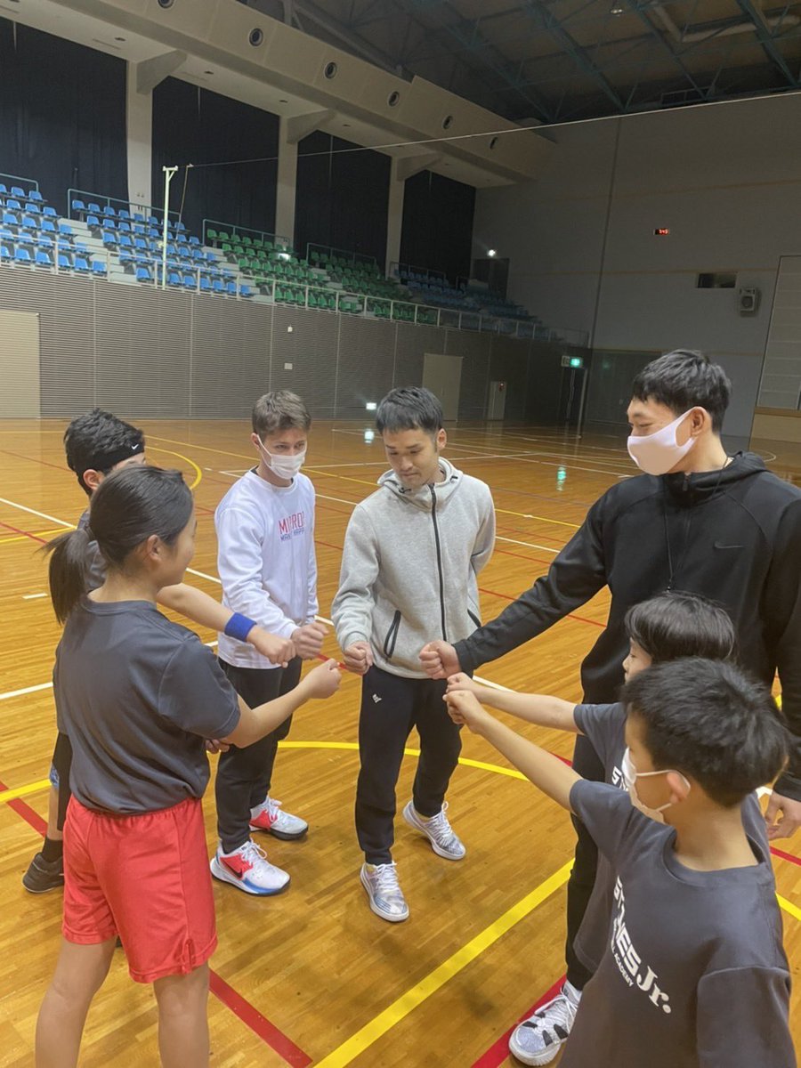 stonesjr_b_ball's tweet photo. 2022.1.31(Mon.)
【スキルアップクラス】
本日をもちまして、原田コーチがチームを離れるため今回が最後のSTONESJr.となりました。
残念ながら全員は揃いませんでしたが、これから成長した姿を見せれるように頑張っていきましよう!
#STONESJr
#スキルアップクラス
#夢中のキッカケ https://t.co/uhT90spGKE