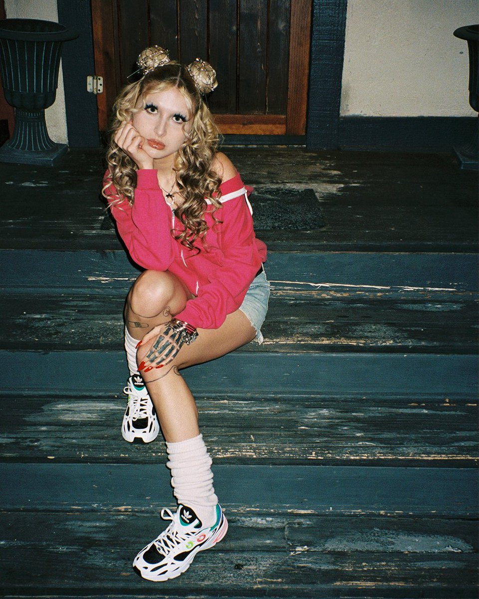 adidasoriginals's tweet photo. 🔍 what U looking at? 👁‍🗨 

get thrifted w/ thrift 👑 @InternetGirl.

2 sweet + 2 bad 2 the bone 🦴

#SeriouslyJokes https://t.co/pYumqhiQVl