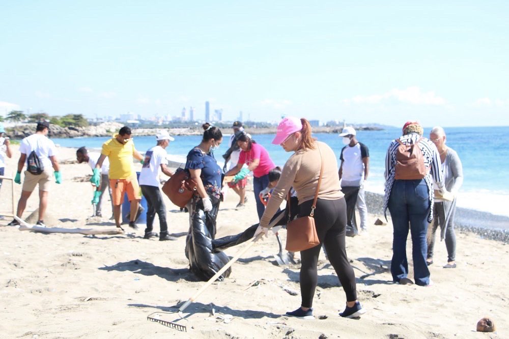 La juventud del Partido Dominicanos por El Cambio (DxC), realizó el pasado sábado una jornada de recolección de basura, con la colaboración de más de 50 voluntarios para fomentar y contribuir con la limpieza de playa Gringo ubicada en Haina.

¡Feliz día de la juventud! 💛☀️