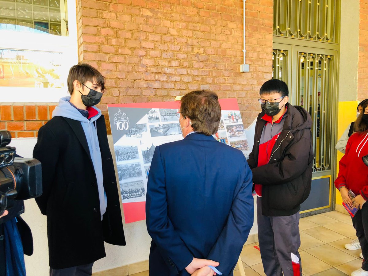 SalesEstrecho's tweet photo. El alcalde de Madrid, @AlmeidaPP_, visita @SalesEstrecho en la fiesta de Don Bosco e inaugura placa conmemorativa: “Os amo con todo el corazón y me basta que seáis jóvenes para que os quiera”. 100 años trabajando por los jóvenes. ¡Siempre alegres! https://t.co/I5YNoIiFld