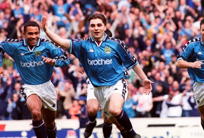 alanrotela7's tweet photo. Miren lo parecido que es Julián Álvarez al ex jugador del Manchester City Georgi Kinkladze. https://t.co/seKKMoFHrK