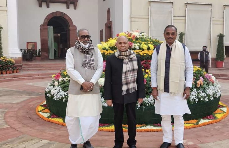 आज संसद भवन में हमारी पार्टी के साथी , जहानाबाद के माननीय सांसद श्री चंदेश्वर प्रसाद  जी एवं कटिहार के माननीय सांसद श्री दुलाल चन्द्र  गोस्वामी जी के साथ..

<a href="/DulalChandraGo3/">Dulal Chandra Goswami</a>