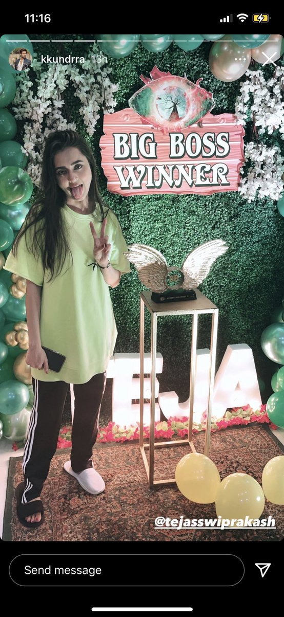 PalakMit's tweet photo. Beja showing her true personality nd Fats off 2 dressing style nd Vamp beauty! Bichari trophy ki shine hi khtm hoghi panuti ke haath mein jatey hi! Trophy be like- sapna dekha tha ki sexy haathon @realumarriaz mein jaongi bt yahn toh kante hi hain!  ASLI WINNER UMAR RIAZ https://t.co/i6a6T9sM3a
