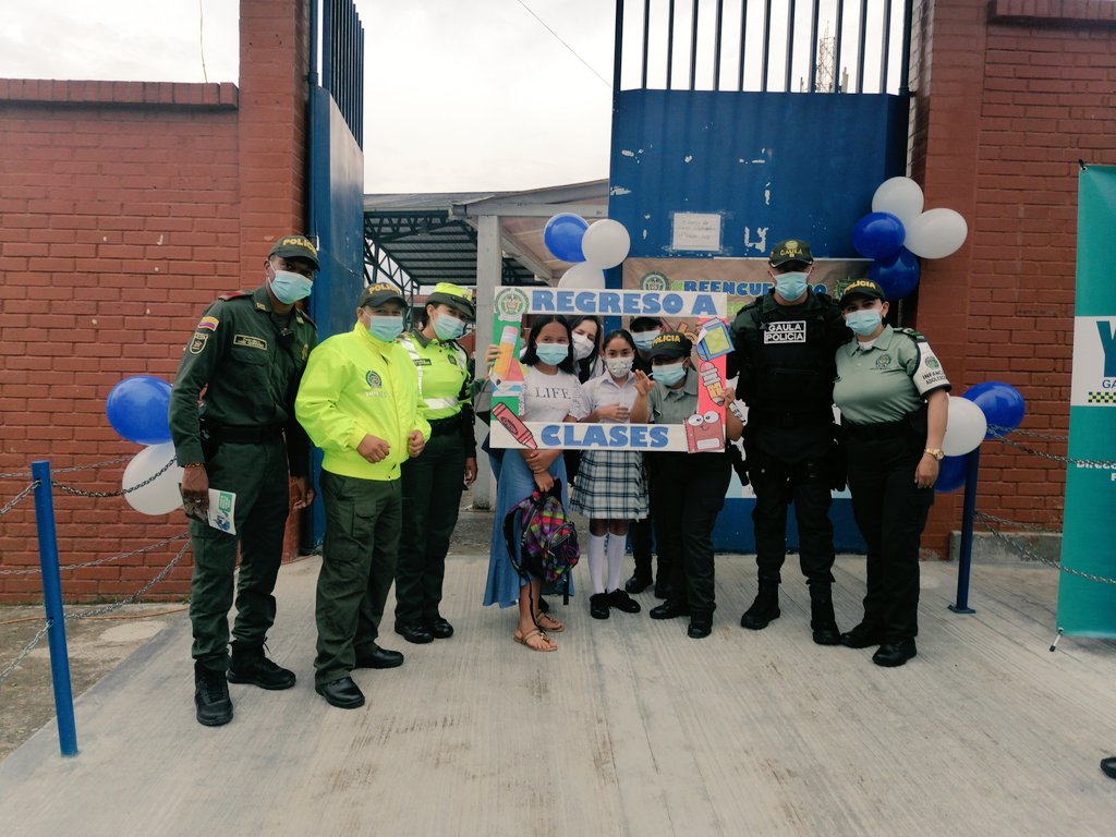 PoliciaDepuy's tweet photo. 🚓Desde la Institución Educativa Ciudad Mocoa realizamos  acompañamiento a los niños, niñas y adolescentes en el #RegresoAClases 📚✏️. 

📌Ten en cuenta las medidas bioseguridad 😷 para que disfrutes de un #ReencuentroConSeguridad #PRECI #DICAR #GAULA #DITRA #DIJIN #DIPRO https://t.co/RpOSF3nCfB