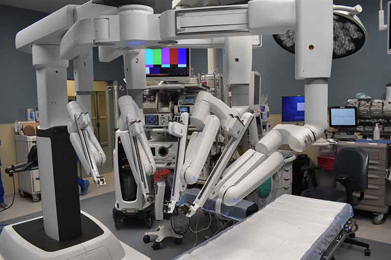 BayCare's tweet photo. St. Joseph's Hospital-North has added a second high-tech da Vinci® Xi™ surgical robot, considered one of the world's most advanced surgical tools. Benefits to patients can include less post-operative pain, a shorter hospital stay and a quicker recovery
https://t.co/MwQJi0b1tq https://t.co/50H0tOP7Ax
