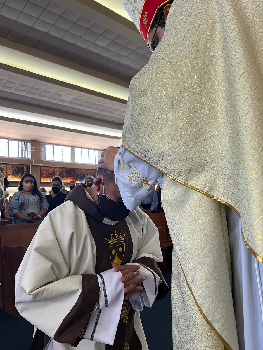 OCarmelitas's tweet photo. Sábado 29 de enero - los carmelitas celebran las ordenaciones sacerdotales de los padres Lucio, Roger y Aristides y las ordenaciones diaconales de los hermanos Ulises, Henry y Antolino. Iglesia la Inmaculada Concepción, San Salvador, presidida por el Arzobispo José Luis Escobar. https://t.co/X5NbT8XZLq