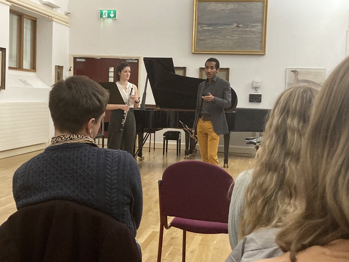 ChwythbrennauCB's tweet photo. Am ymweliad bendigedig gan yr oböydd anhygoel Armand Djikoloum. Ar ôl cyngerdd awr ginio @ColegCerddDrama gwych rhoddodd ddosbarth meistr llawn ysbrydolieth i’n chwaraewyr obo. Diolch yn fawr Armand. Dewch nôl yn fuan! https://t.co/45OVW4JB2e