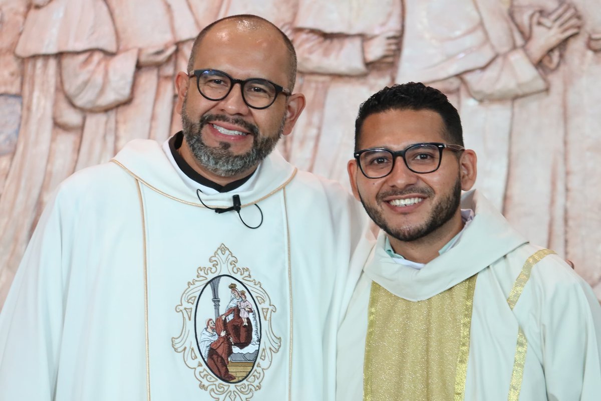 OCarmelitas's tweet photo. Cada uno de los diáconos carmelitas recién ordenados se unió a uno de los sacerdotes carmelitas recién ordenados para la Primera Misa ayer por la mañana. El Padre Lucio celebró su Primera Misa en Nuestra Señora de Lourdes (San Salvador) con el Diácono Daniel-Ulises. https://t.co/AYkrlSmOuM