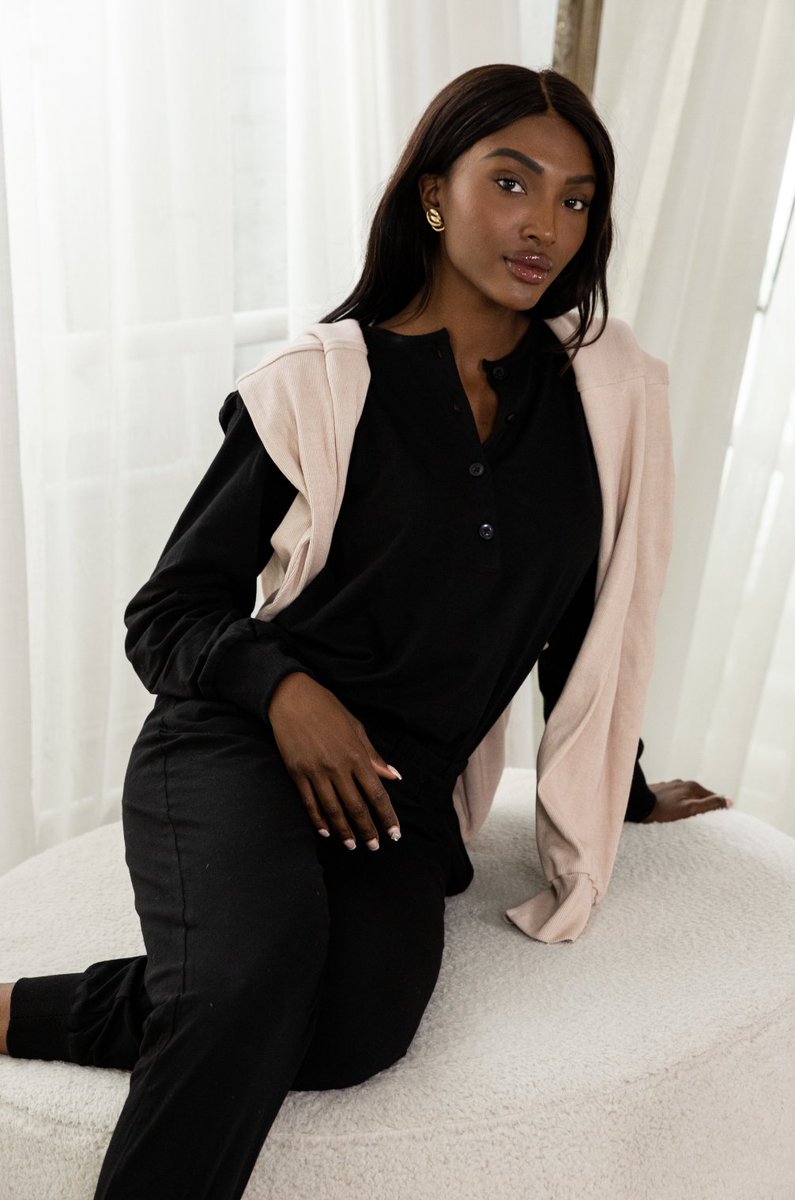 LookLocalMarket's tweet image. Cozy, cute, versatile and it has pockets! 😍

Shop Infini&apos;s Carli Jumpsuit is the perfect cabin-cozy look — available in army green and black.

Get it on Look Local at the link below!
looklocal.ca/vendor/shopinf…