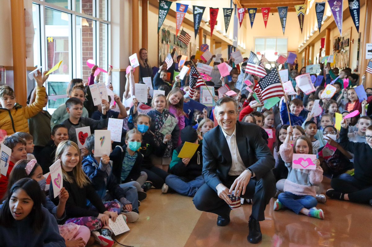 The young patriots & staff at @HMECardinals in Melissa went above & beyond as we prepare to celebrate veterans with handmade greetings during National Salute to Veteran Patients week. Much like their school's namesake, these students are making plans to change the world!