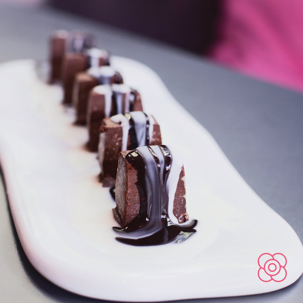 "Lunes con ""L"" de lo que te pida el cuerpo. ¿Has probado los Dados de Chocolate Negro 🍫? Date un capricho y empieza la semana con un dulce. Pruébalo en cualquiera de nuestros restaurantes o pídelo en misssushi.es "