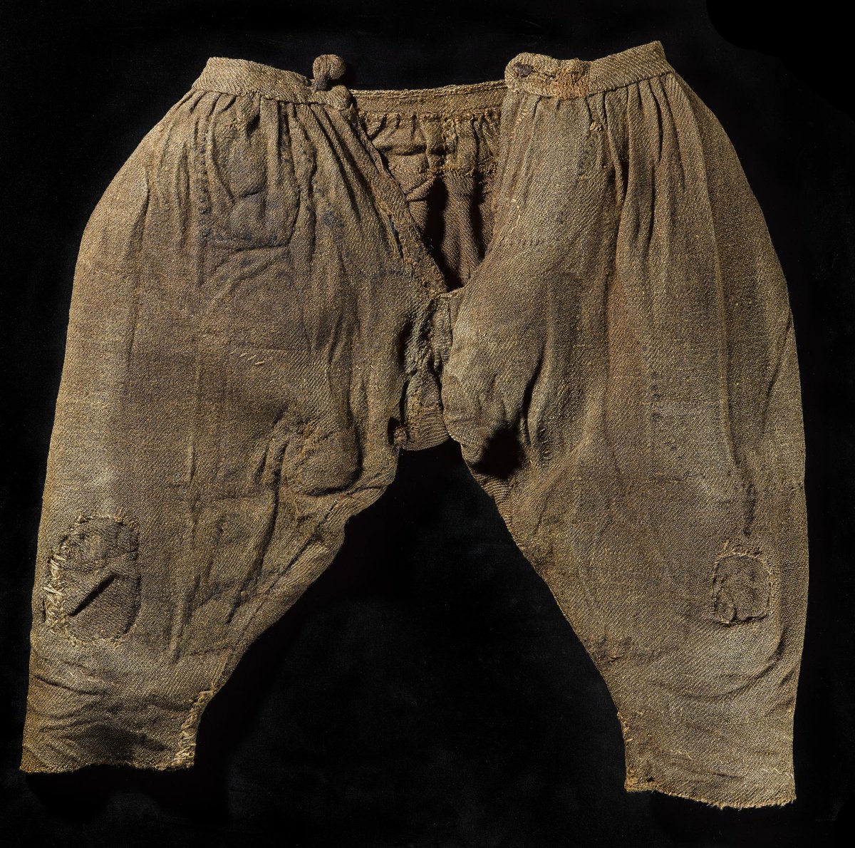 Check out these fantastic 17th century under breeches, spotted by a new Finds Hub volunteer and now linked up to the bog burial site at Hill of Quintfall (Image: NMS). What can you unearth in the Finds Hub?: finds-hub.org <a href="/NtlMuseumsScot/">National Museums Scotland</a>
 <a href="/HistEnvScot/">Historic Environment Scotland</a>