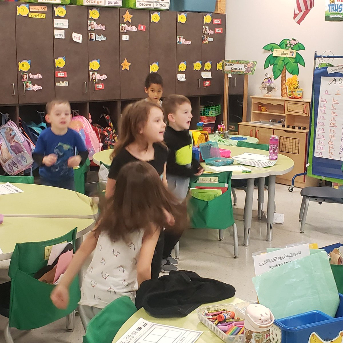 Selina_J_Ivy's tweet photo. Mrs. Kotzur's little Trailblazers using their Gold Fish project to count to 100.
#KinderRocks
#BISDBACKTOBETTER https://t.co/eNBPyowZWo