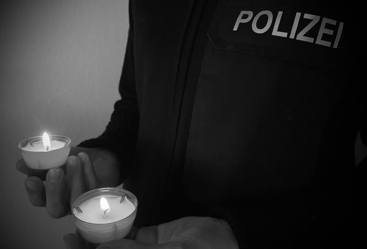 bpol_bw's tweet photo. Stille.
In Ausübung ihres Dienstes ihr Leben verloren. Im Einsatz für andere.
Nicht mehr unter uns – und doch in unserer Mitte – weiter neben uns auf Streife.

In Trauer gedenken wir unserer Kollegin &amp; unserem Kollegen. Menschen in Uniform. 🎗️ #Kusel #RheinlandPfalz  @Polizei_KL https://t.co/6jxOhX7dhj