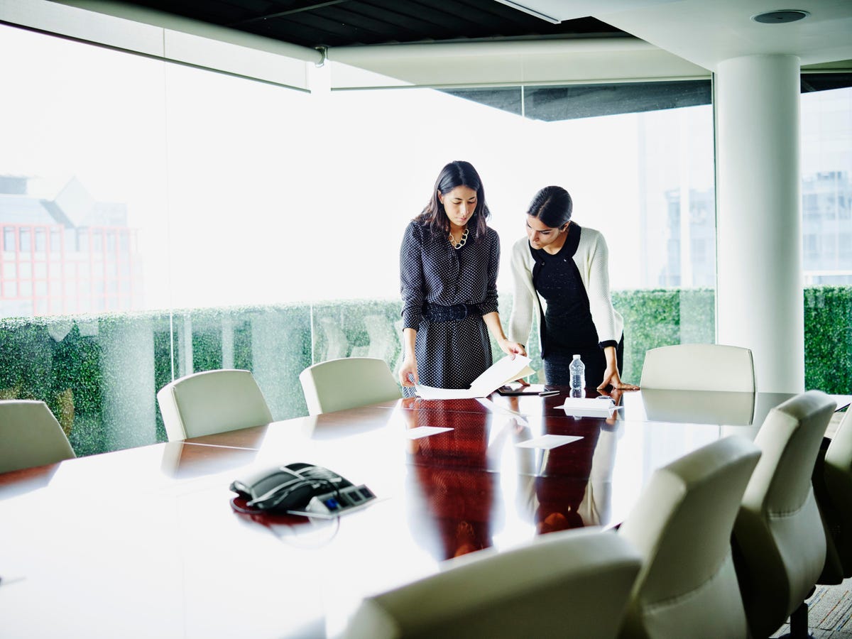 Companies expanding their workforce internationally may have concerns about #payroll. Local laws and time differences raise challenges, but asking your provider the right questions about visibility, compliance, and more can help you navigate solutions. readyforsocial.com/51421b8eb8c2