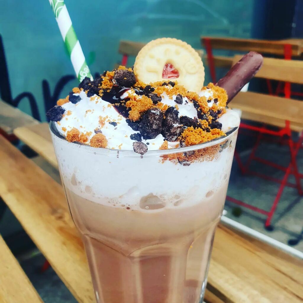 cafe_thrive's tweet photo. Two new hot drinks specials this month includes Lee's Biscuit Bonanza hot chocolate or latte which is made with caramel syrup and topped with squirty cream and all your favourite vegan biscuity treats!🍪🍫🌿 #vegan #dairyfree #thrive #hotchocolate #coffee #southamptonuk #hamps… https://t.co/FrlHd26CmD